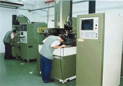 mouldfabri-pict03.GIF (56890 bytes)